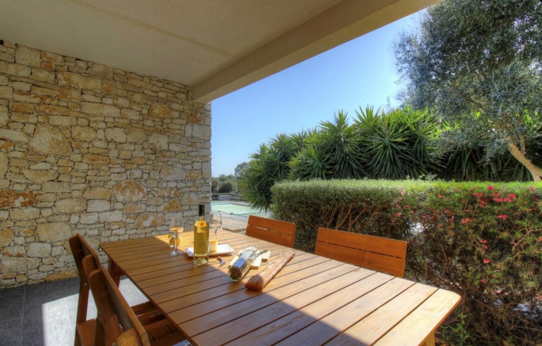 Terrasse couverte et ombragée gîte Lucie