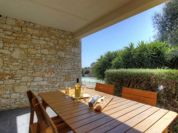 Terrasse couverte et ombragée gîte Lucie