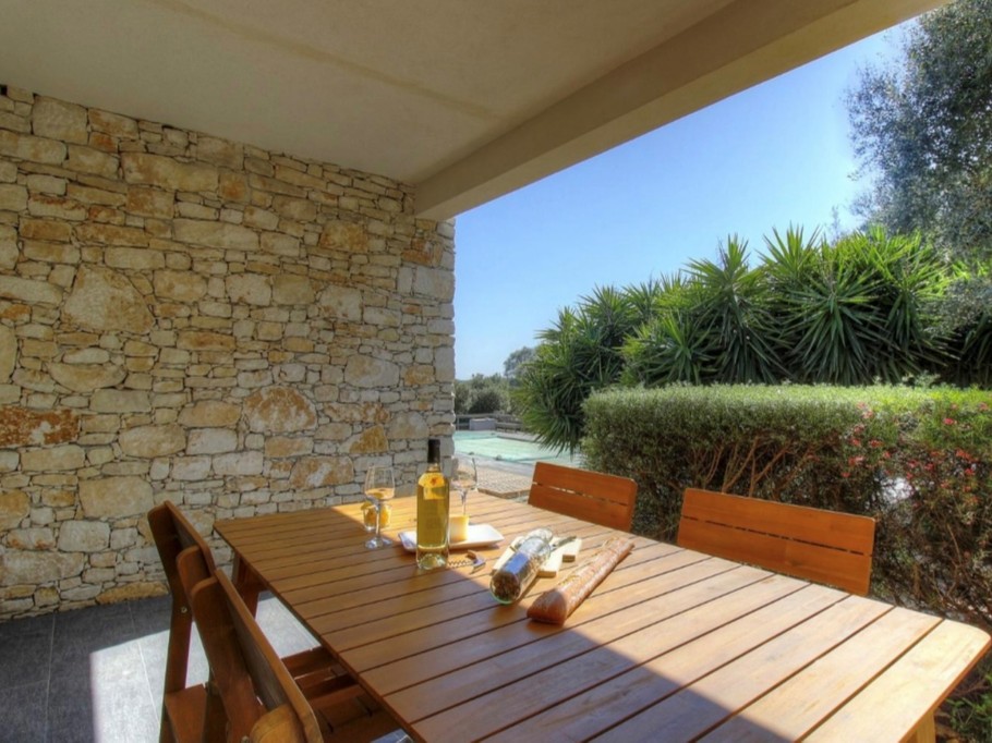 Terrasse couverte et ombragée gîte Lucie
