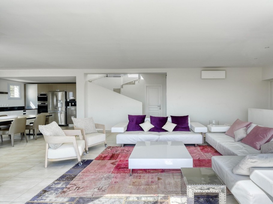 Pièce de vie principale à l'étage constituée d’un vaste salon, d’une cuisine tout équipée, d’un coin repas et d’un WC séparé. L’escalier mène à l’entrée principale de la Villa. Climatisation (chaud/froid) et stores électriques obscurcissants