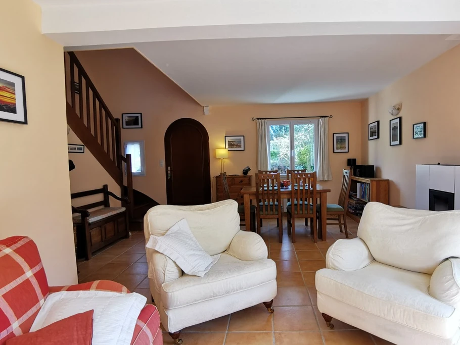 salon avec lumière traversante Est Ouest