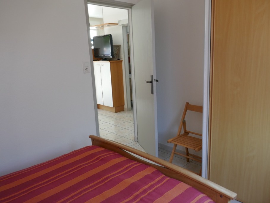 Chambre avec un lit 140