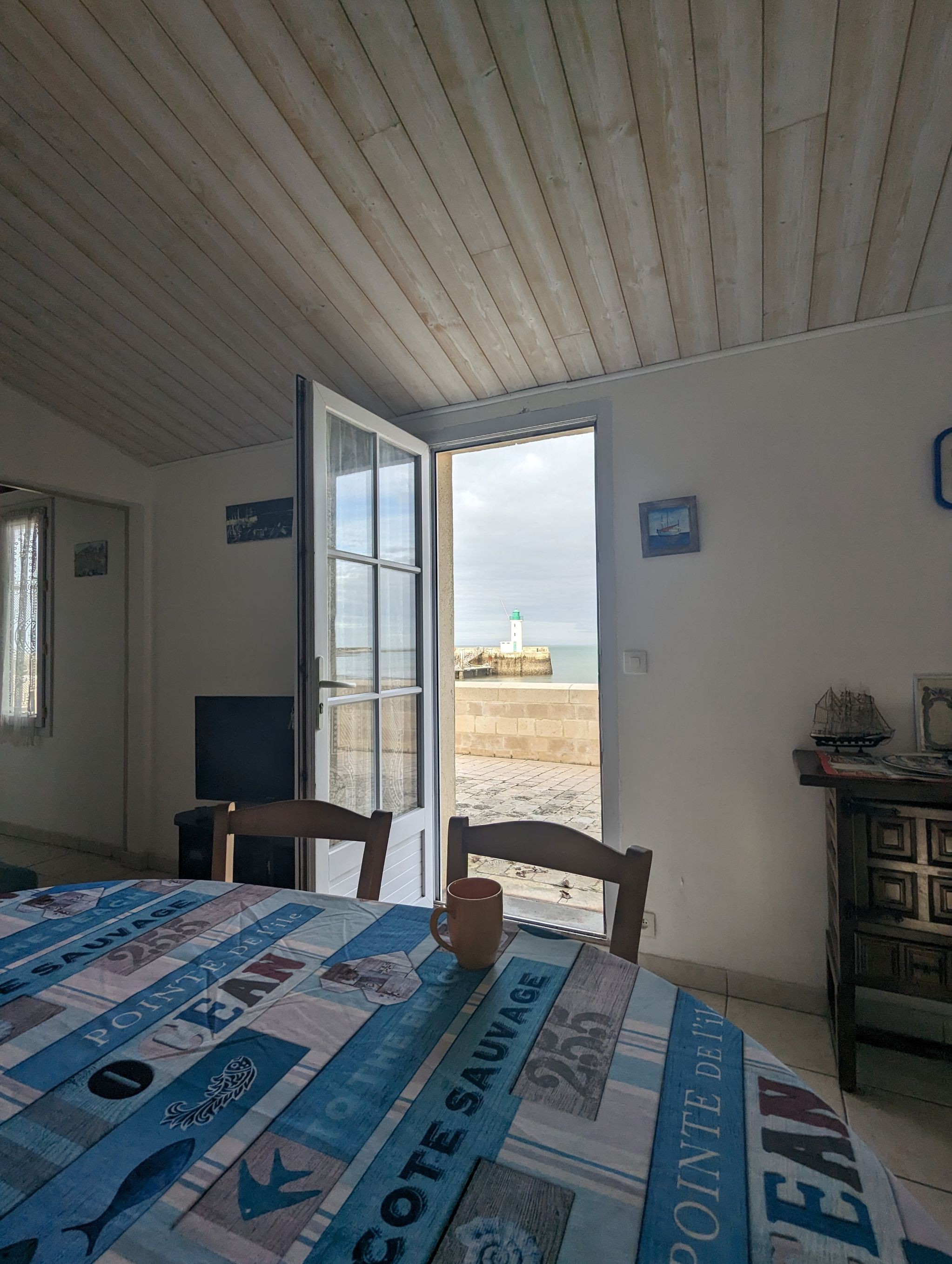 Living room with ocean view, furnished apartment located next to the port of La Flotte en Ré