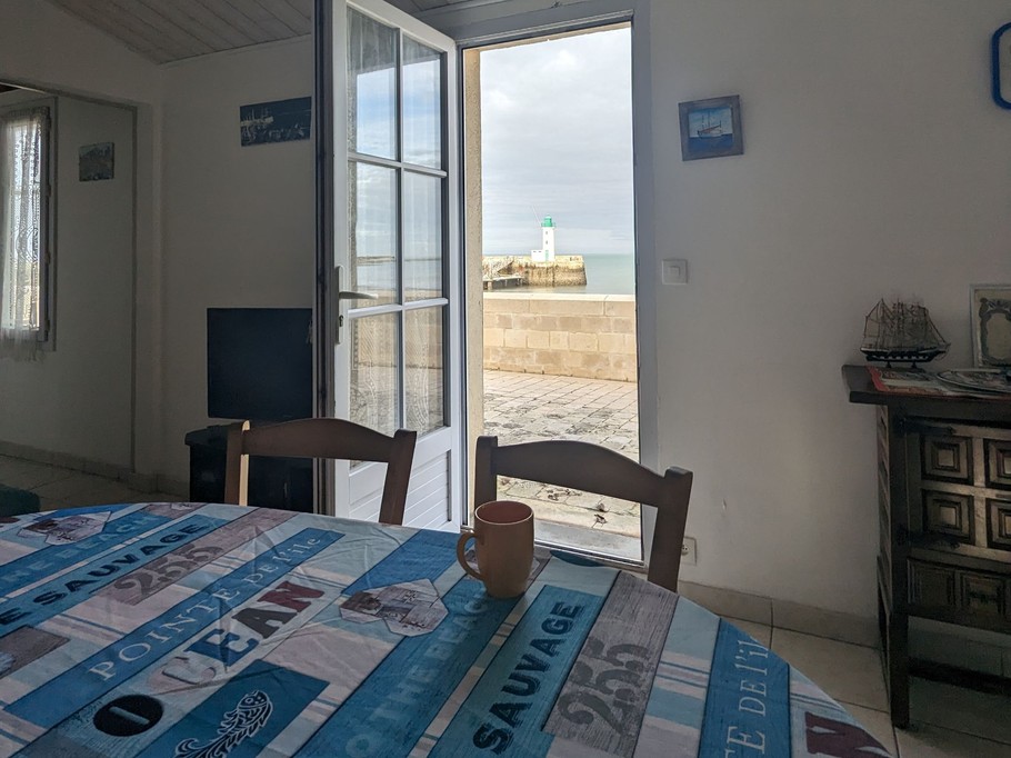 La pièce de vie avec vue sur l'océan, meublé situé à côté du port de La Flotte en Ré