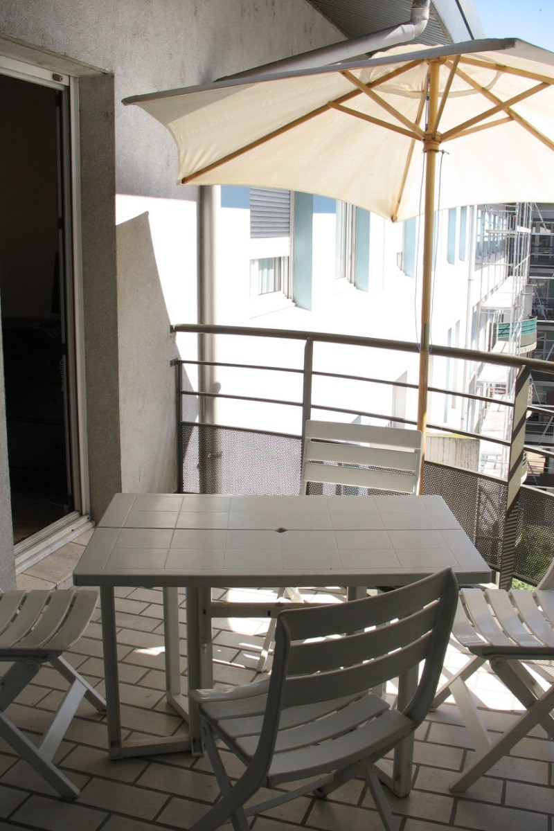 Terrasse avec table et 4 chaises