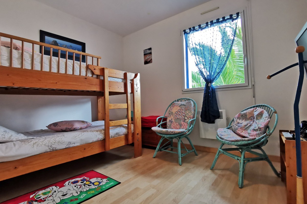 Etage: Chambre 3 avec 2 lits 90 superposés + TV (playstation et jeux video)