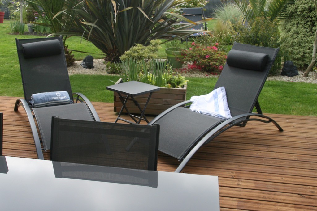 bain de soleil et transat à votre disposition sur la terrasse bois