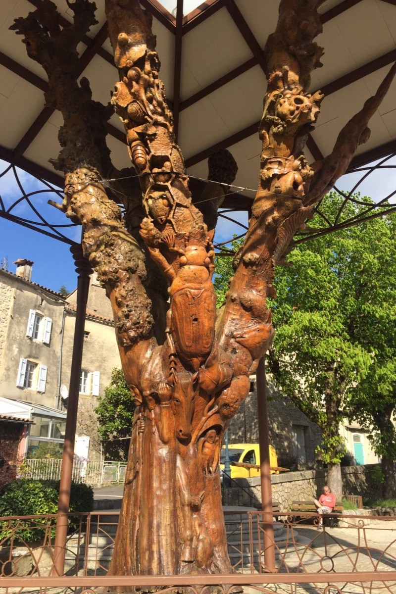 L'arbre sculpté sur la place du Caylar_ Villa Nature au Soleil