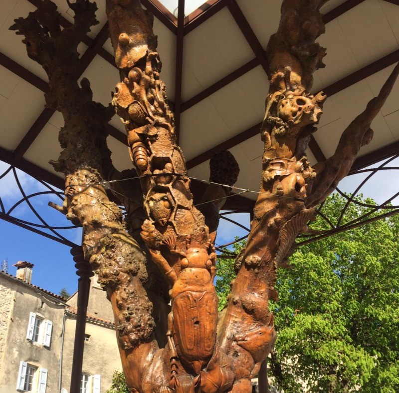L'arbre sculpté sur la place du Caylar_ Villa Nature au Soleil