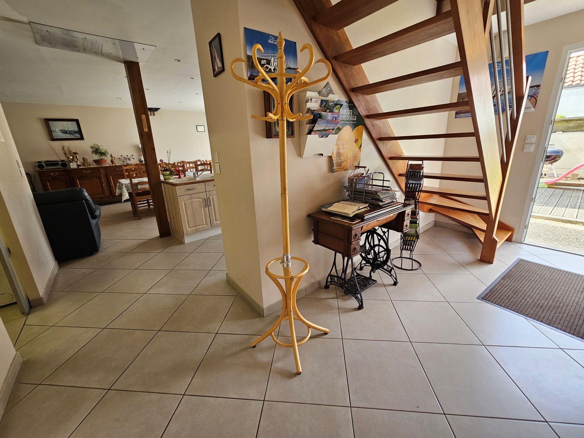 Entrée avec l'escalier qui va à l'étage
