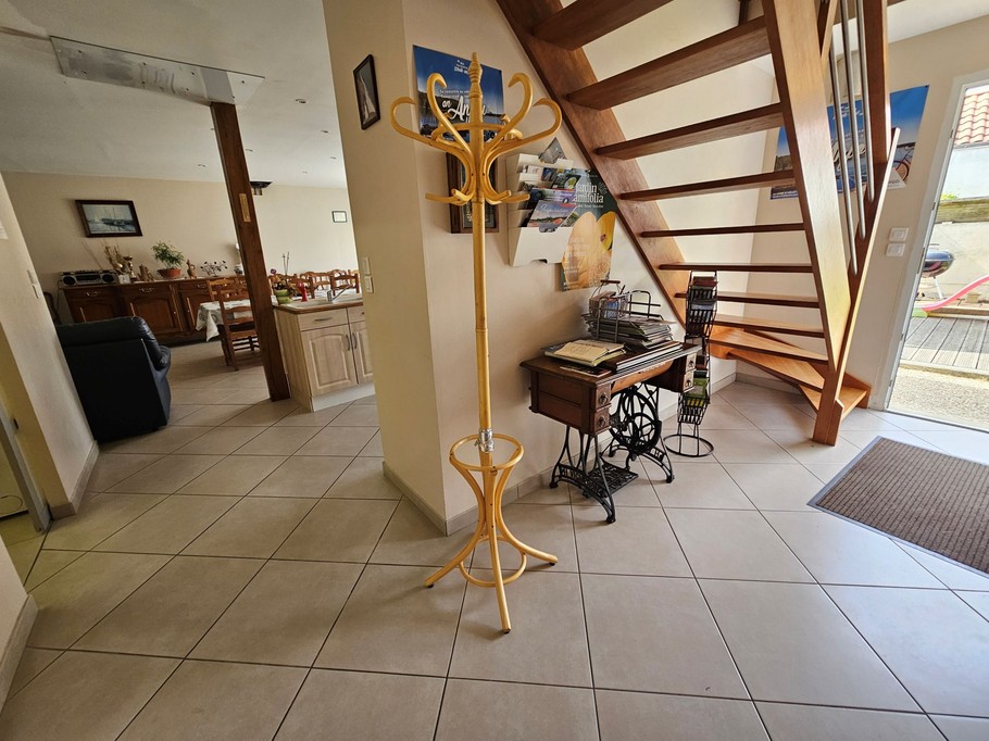 Entrée avec l'escalier qui va à l'étage