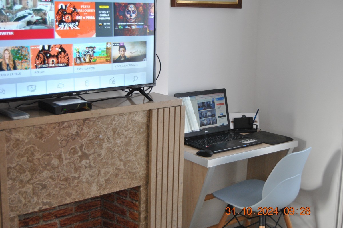 espace professionnel dédié  au télétravail avec la TV connectée son bureau adapté et bien sur la prise de courant