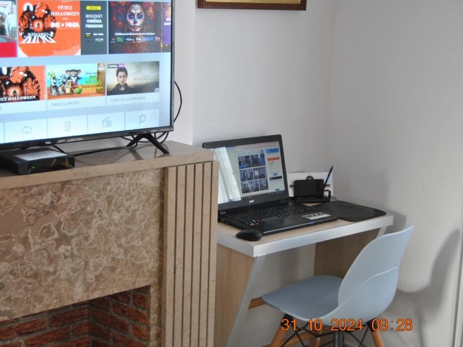 espace professionnel dédié  au télétravail avec la TV connectée son bureau adapté et bien sur la prise de courant