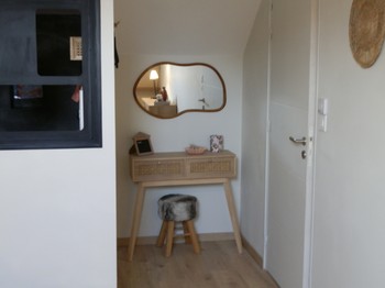 Pour 2 personnes ( 1 lit 140 cm x 190 cm ) avec bureau, tv et fauteuil. salle d'eau communicante et WC