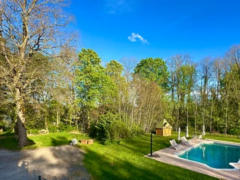 Vue du jardin avec piscine et sauna