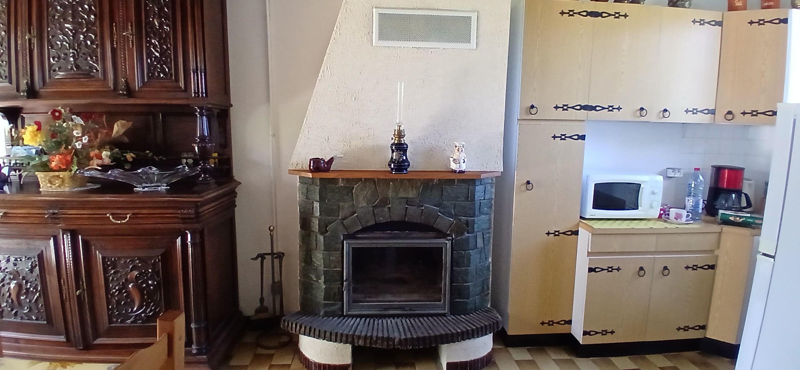 Gîte "La Courberie" - Espagnac, Corrèze : La cheminée dans la pièce de vie