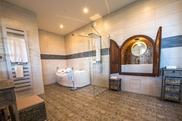 Salle de Bains avec Baignoire Balnéo