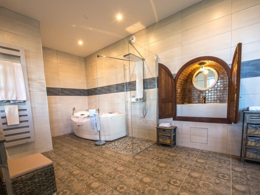 Salle de Bains avec Baignoire Balnéo
