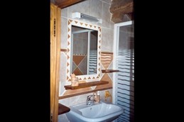 La salle d'eau de la chambre Daphnis au Domaine de la loge