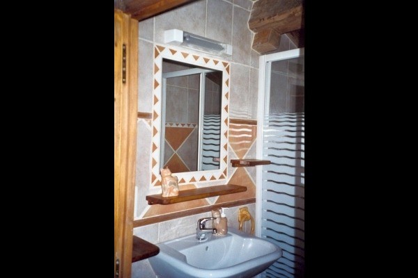 La salle d'eau de la chambre Daphnis au Domaine de la loge