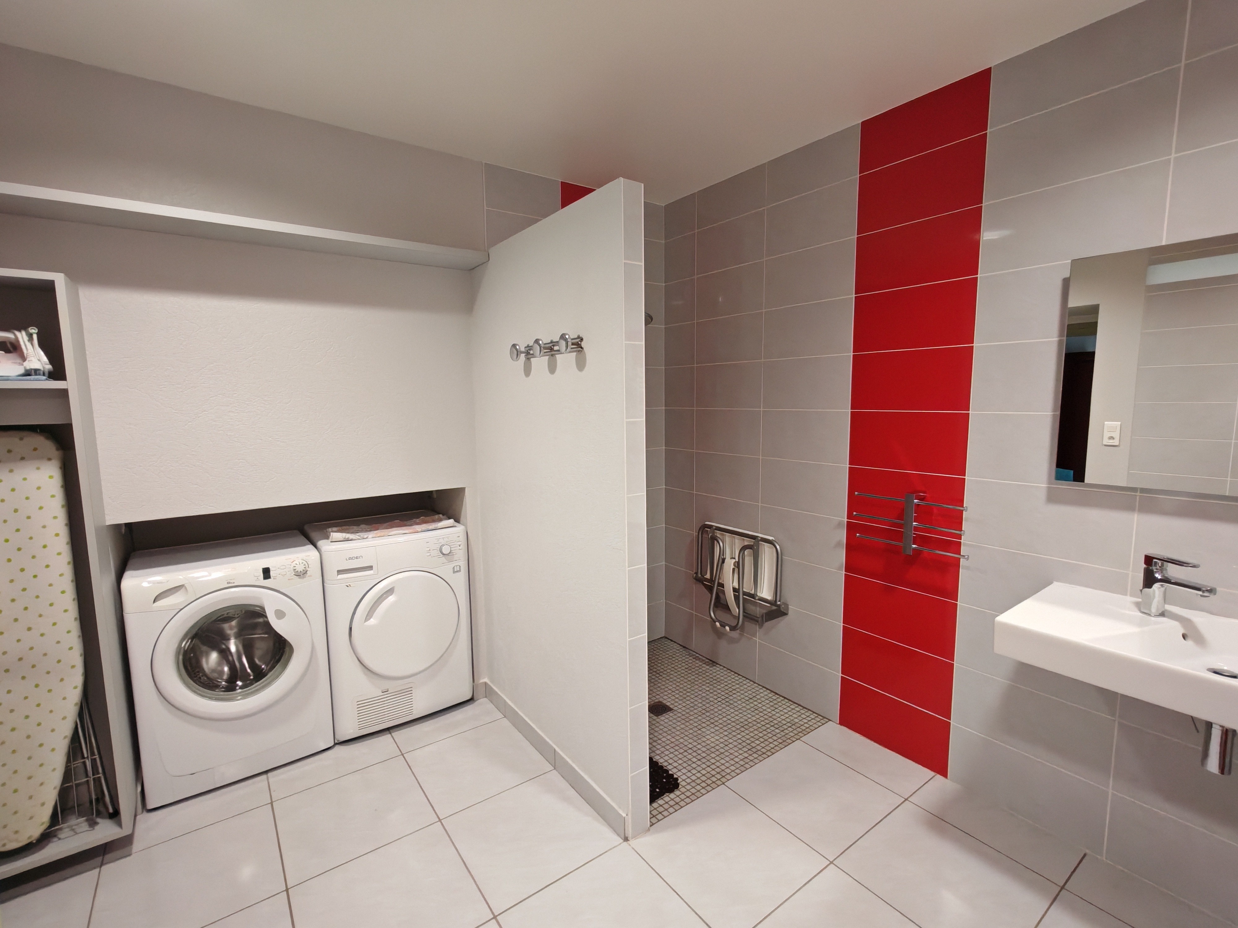 Salle d'eau 1 au rez-de-chaussée adaptée PMR