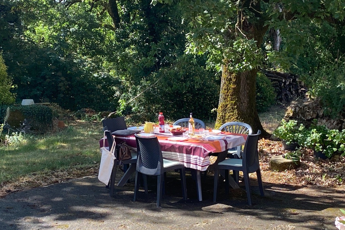 Gite Combefa-Cordes-Coin repas à l'ombre