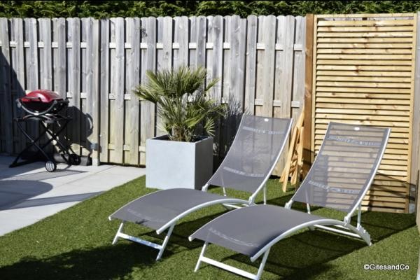 Terrasse ensoleillée et clôturée