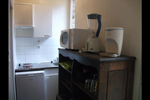 le coin cuisine avec frigo congelateur