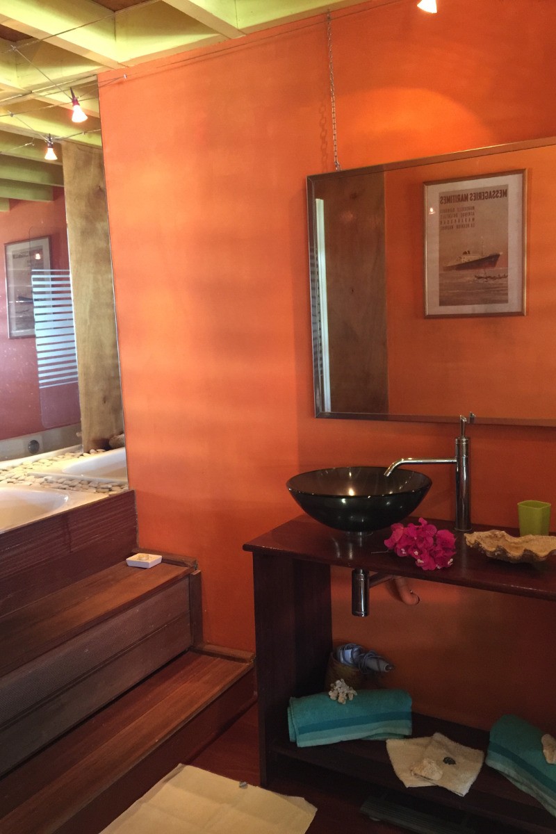 salle de bain et toilettes séparées