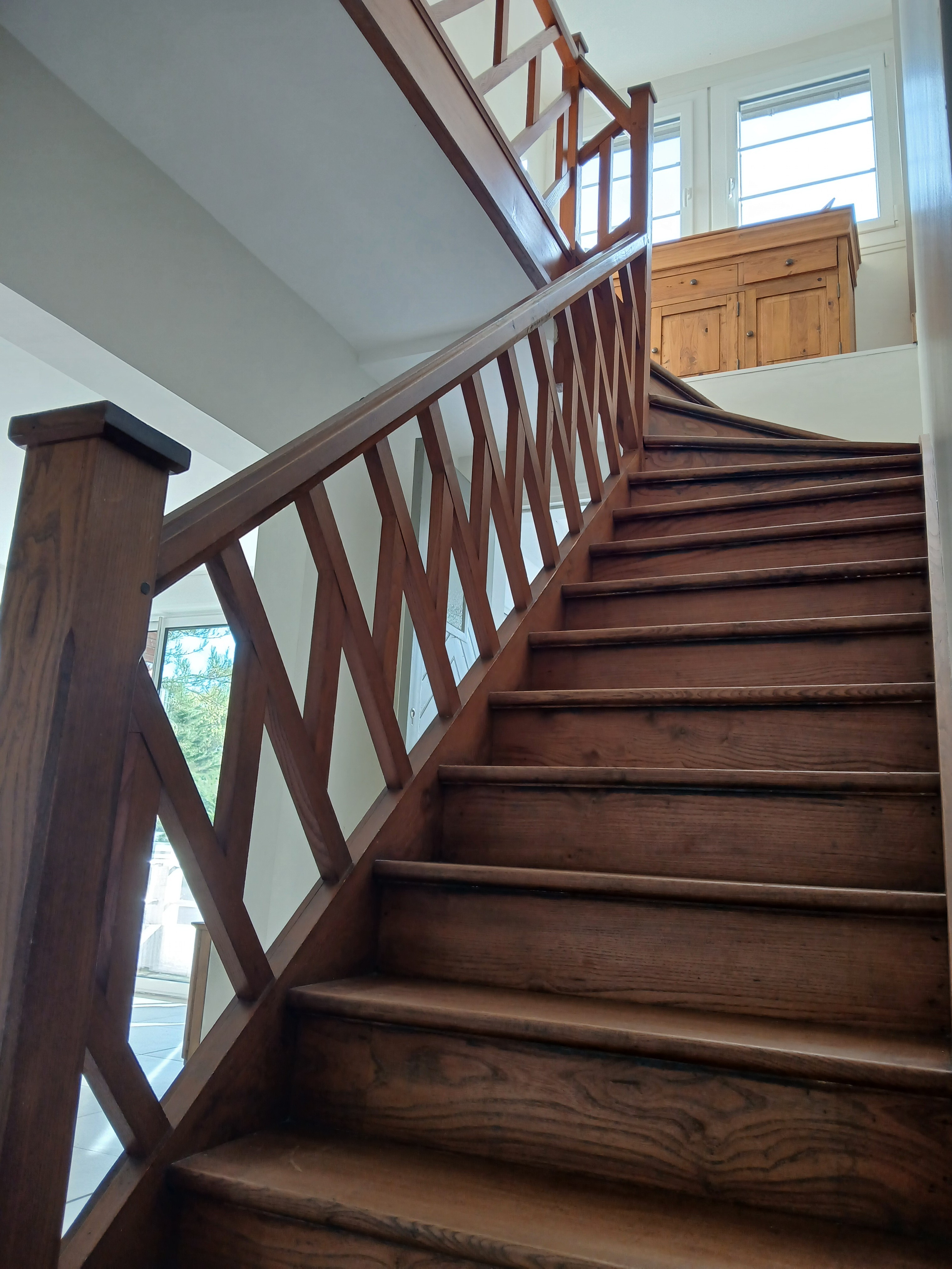Large escalier menant à l'étage