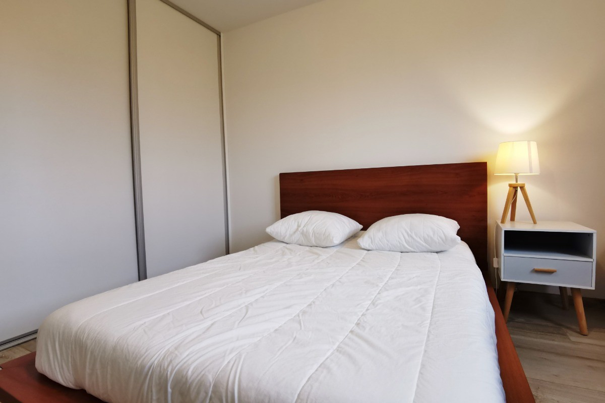 Chambre 1 avec placard penderie