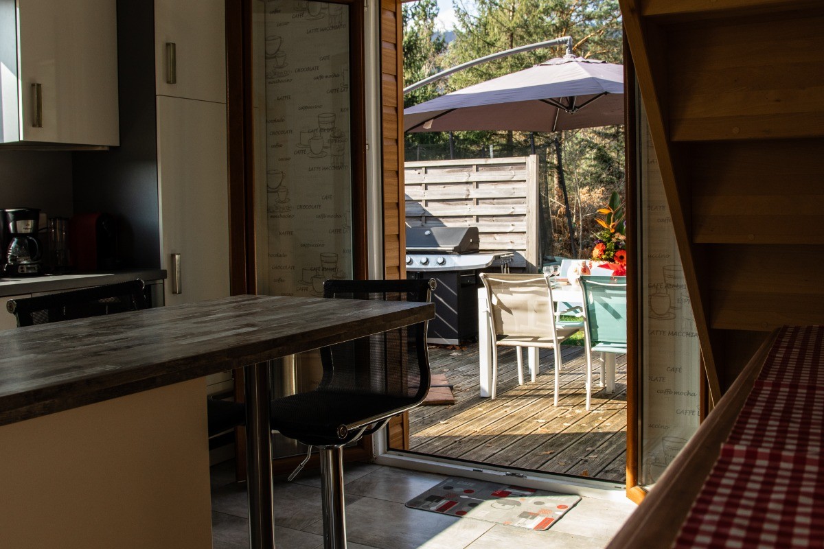 vue sur la terrasse extérieure depuis la cuisine