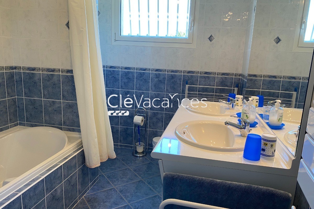Salle de bain avec baignoire, WC et 2 vasques