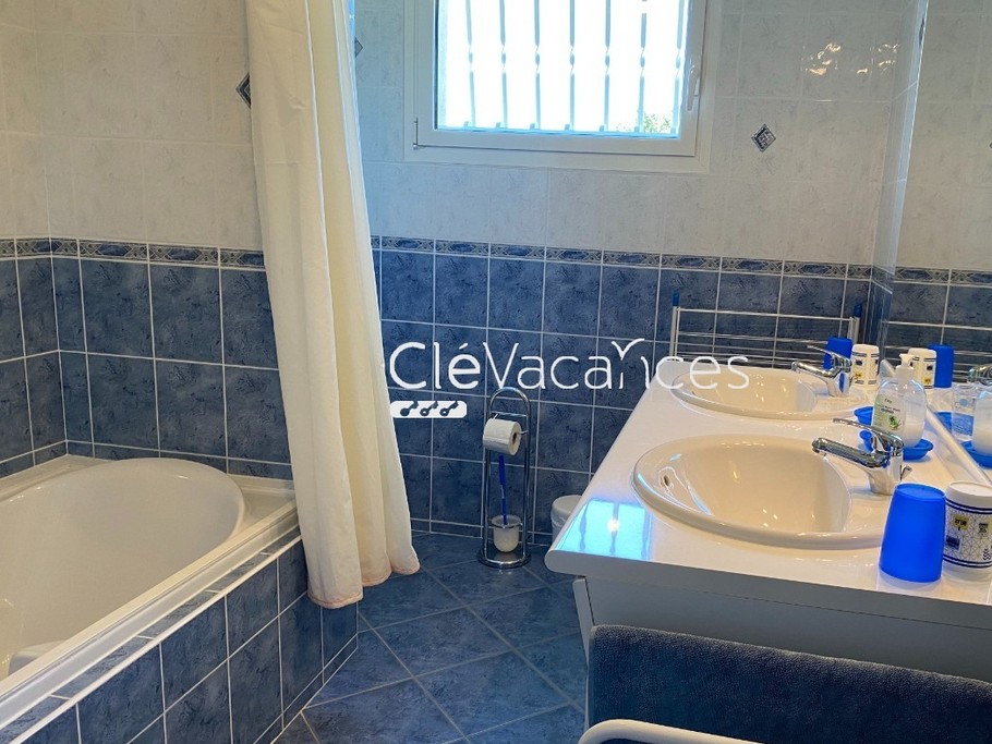 Salle de bain avec baignoire, WC et 2 vasques