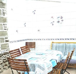 Agréable véranda à l'avant de la maison.
Crédits photo : Le Petit Chatelet