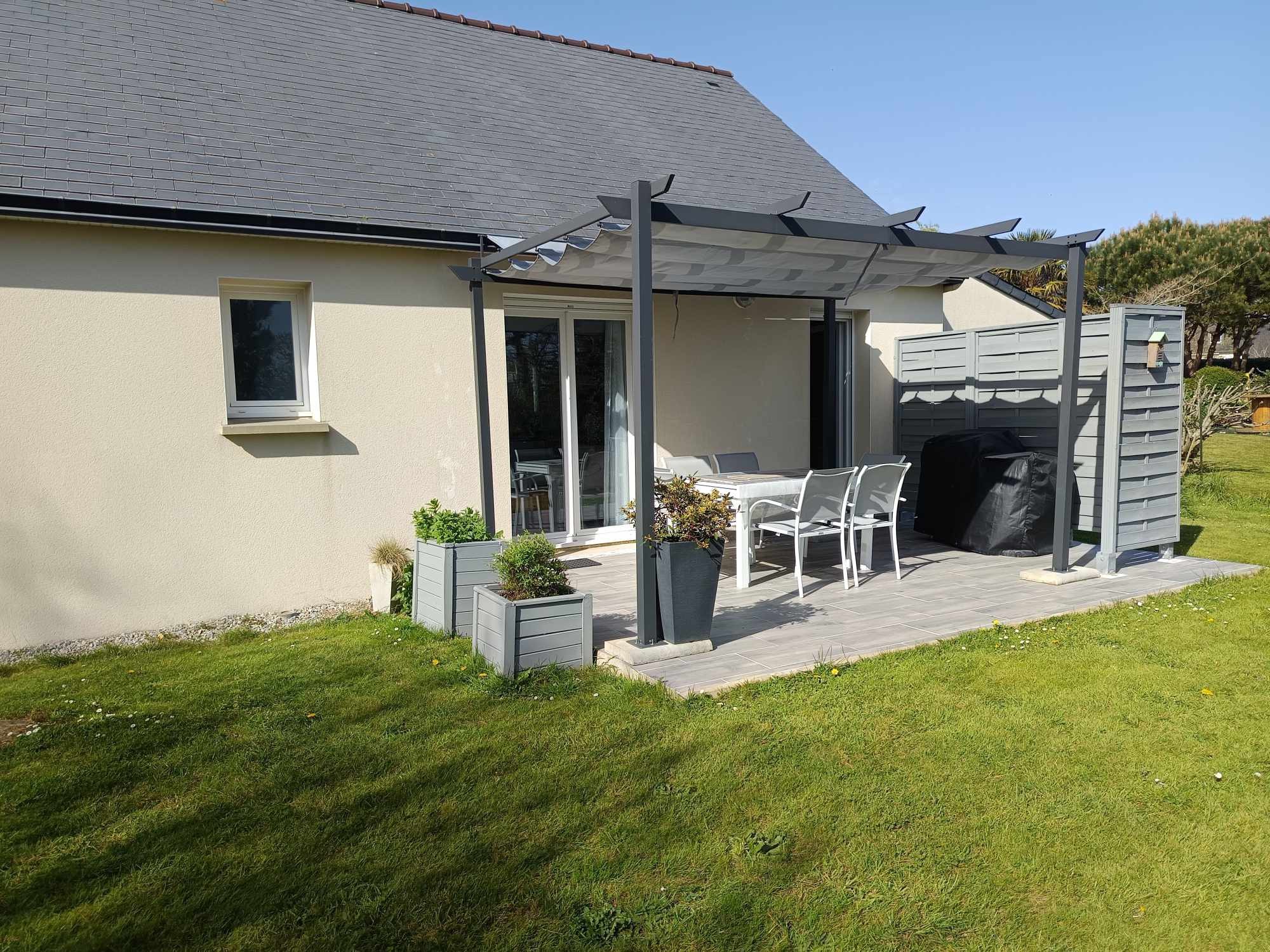 Terrasse avec sa  plancha gaz et son barbecue