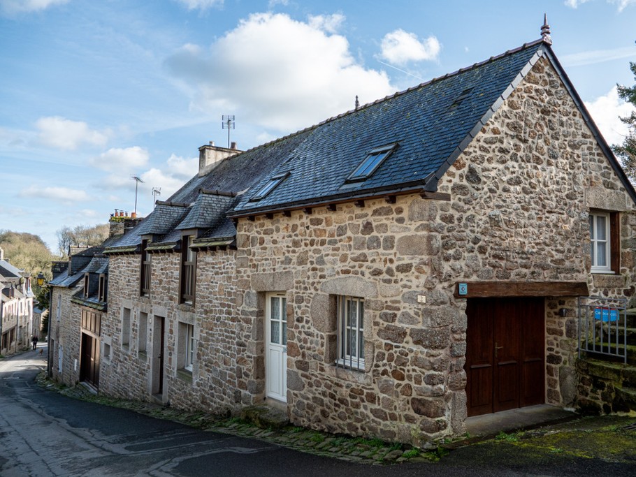 Vue d'ensemble rue et notre maison