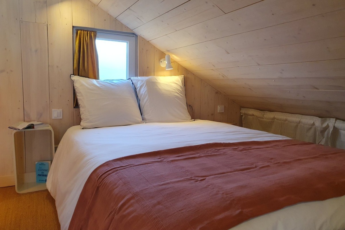 chambre en mezzanine avec 2 lits de 140x190 cm qui se fond face, séparé par un dressing sur mesure