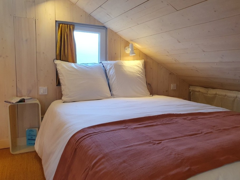 chambre en mezzanine avec 2 lits de 140x190 cm qui se fond face, séparé par un dressing sur mesure