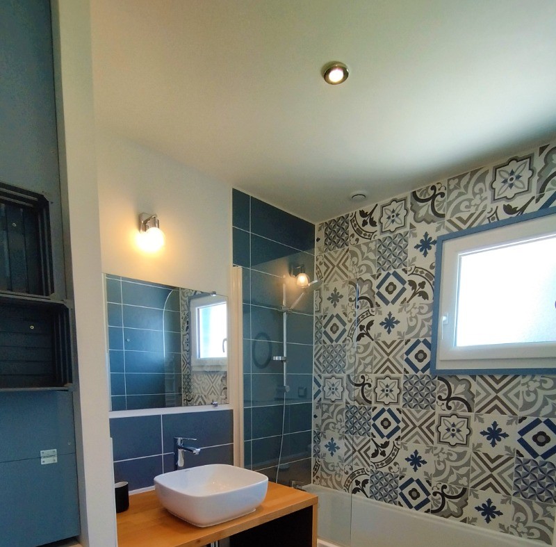 Salle de bain avec baignoire et machine à laver