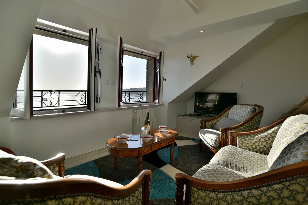 Coin salon de la pièce de vie très lumineuse vue mer panoramique, (appartement au 2nd étage en front de mer au Port de la Houle à Cancale)
