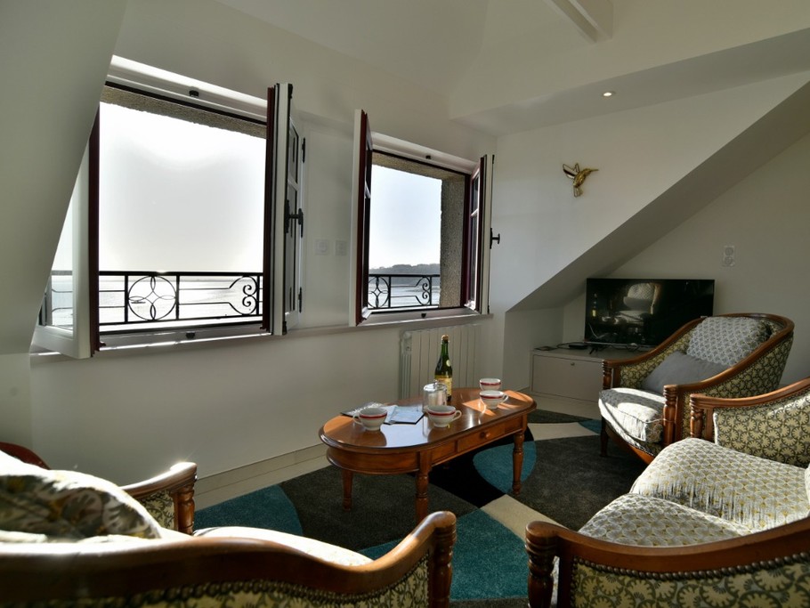 Coin salon de la pièce de vie très lumineuse vue mer panoramique, (appartement au 2nd étage en front de mer au Port de la Houle à Cancale)