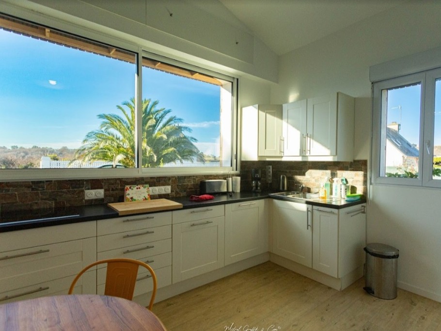 © - @mistralgraffik // AR KAARDI, location de vacances 4 personnes, Clévacances,Trévou Tréguignec, cuisine