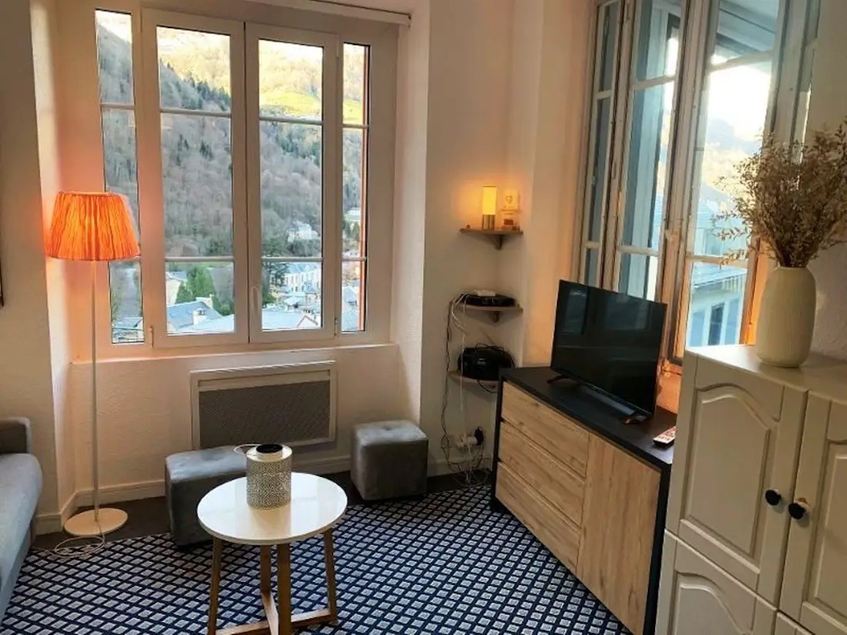 Lounge area with TV unit Connected TV