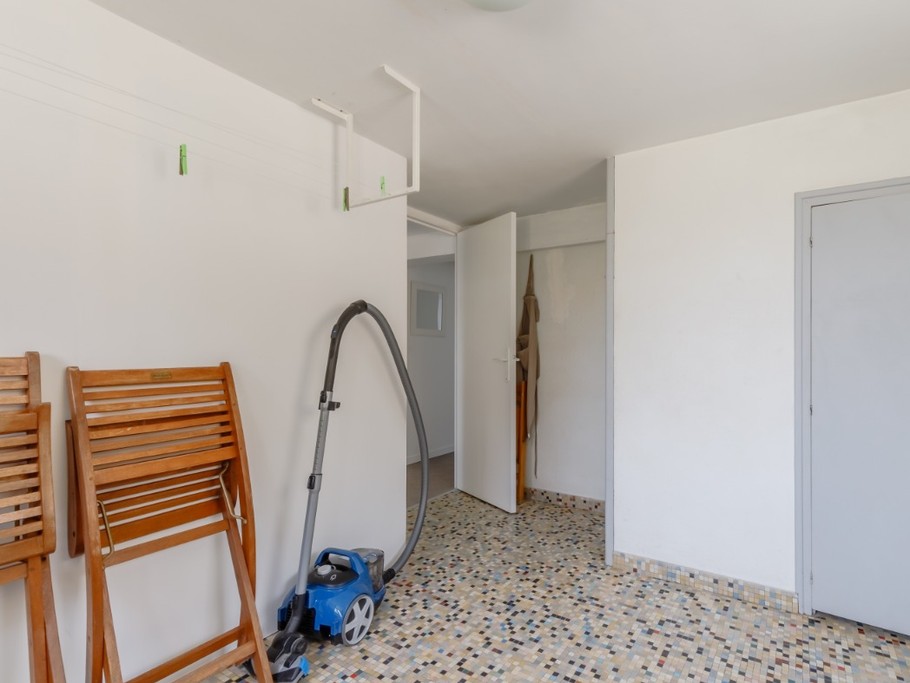 Local chaufferie avec étendoir à linge suspendu