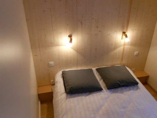 Chambre 1 avec lit double et penderie