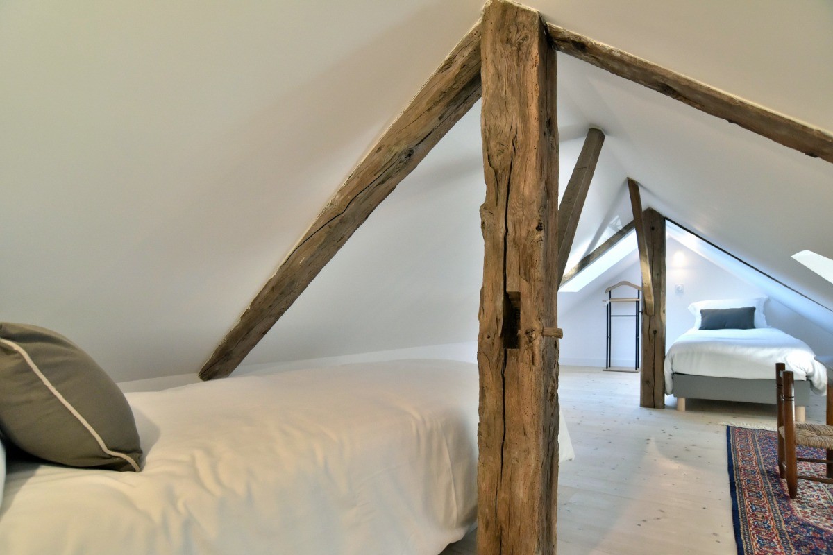 Mezzanine à l'étage avec deux couchages (lit 90 x 200 cm), conseillée pour les enfants (faible hauteur sous plafond).  Petit bureau vue mer imprenable. 
Appartement au 2nd étage en front de mer au Port de la Houle à Cancale.