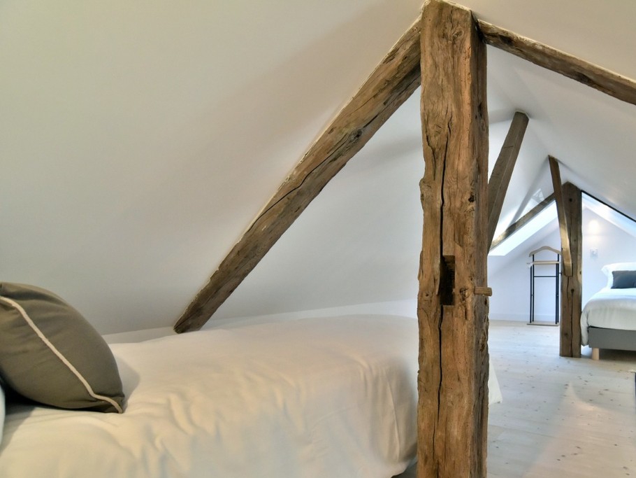 Mezzanine à l'étage avec deux couchages (lit 90 x 200 cm), conseillée pour les enfants (faible hauteur sous plafond). Petit bureau vue mer imprenable.
Appartement au 2nd étage en front de mer au Port de la Houle à Cancale.