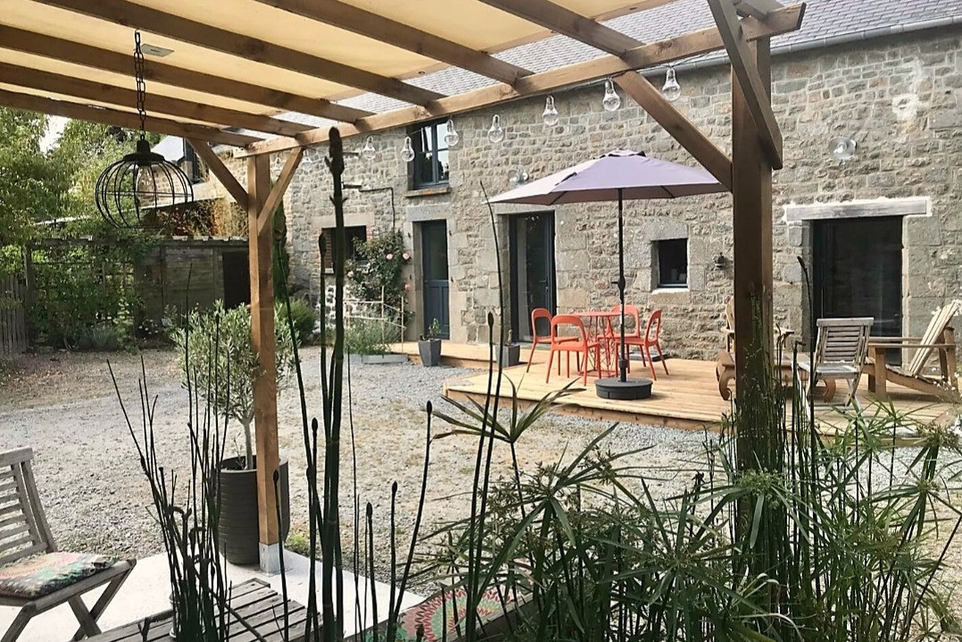 Façade de la longère, rénovée dans une ancienne ferme. Plusieurs terrasses et espaces détente à votre disposition, sans vis-à-vis