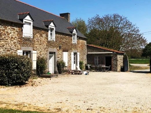 Façade avant de la maison. Propriété close (portail). Salon de jardin avec store banne.
Crédits photo : Mégane ARNAL